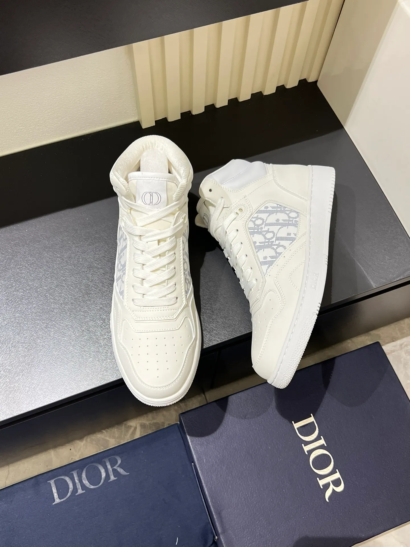 Men's shoes 💰p460 "Dio*" mid-top B27 casual sneakers. This B27 high-top sneaker is a new product in the series and continues Di*r's classic style. Crafted from gray and white smooth calf leather with beige and black Oblique print panels on the sides. The "CD Icon" shaped shoelace eyelets are clever and delicate, and the two-color rubber sole, rear collar and heel are all equipped with the brand's iconic details to enhance the style. Oblique printed straps at the ankle allow for an adjustable fit to complement the overall design. Fashionable and versatile, it can complement any look. Create an exquisite design with unique dynamic vitality and modern atmosphere, presented in low-top and high-top styles. This new must-have shoe adds a new dimension to Dior's archive heritage, embodying modern elegance. Purchase the original version and make it 1:1. If you need top quality, please come to me! Male 38-44!